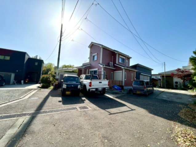 【前面道路含む現地写真】 | 道幅が広い場所は日当たりや風通が良好です。幅が広いのですれ違いも可能ですし大きな車でも駐車可能！一方で、大型車が通ることも多くなるため交通量の増加により騒音に繋がります。また土地の値段が高くなります。