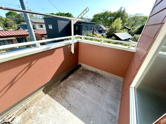 【バルコニー】 | バルコニーは、建物内から室外へ楽に出入りできる便利なスペースです。また、バルコニーには手すりを付けることが義務付けられており、手すりの高さは110cm以上で施工することが建築基準法で定められています。