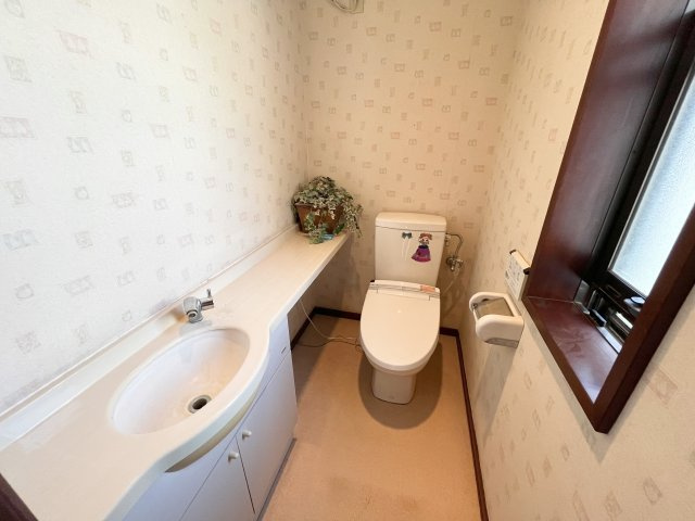 所沢市松葉町中古戸建のトイレ|手洗い場付きの1階トイレです♪