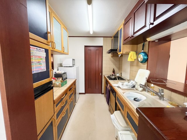 所沢市松葉町中古戸建のキッチン|カップボード付きキッチンです！食洗機完備♪　奥にはパントリー付きです♪