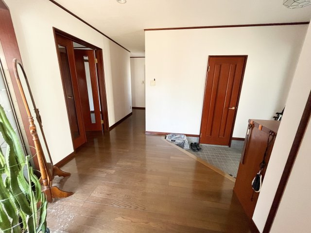所沢市松葉町中古戸建の玄関|玄関は広く設計されています♪