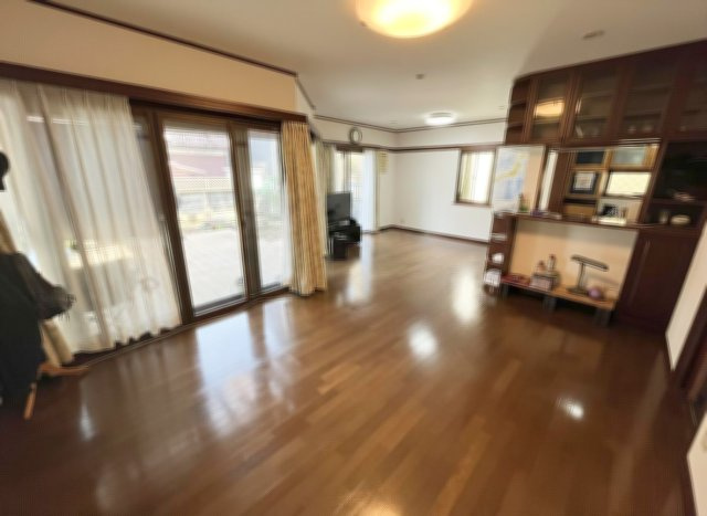 所沢市松葉町中古戸建の居間・リビング|広々としたリビングは南側の大きな窓からの日差しがたっぷりです♪