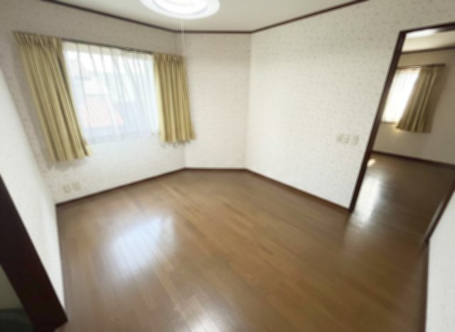 所沢市松葉町中古戸建の洋室|個人部屋としても大活躍の洋室です♪