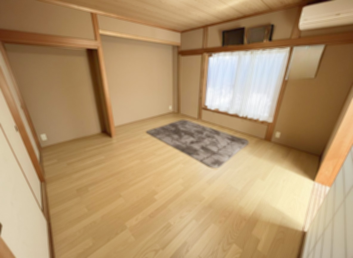 所沢市松葉町中古戸建の居間・リビング|1階8畳の和室はフローリングへ貼替済みです♪