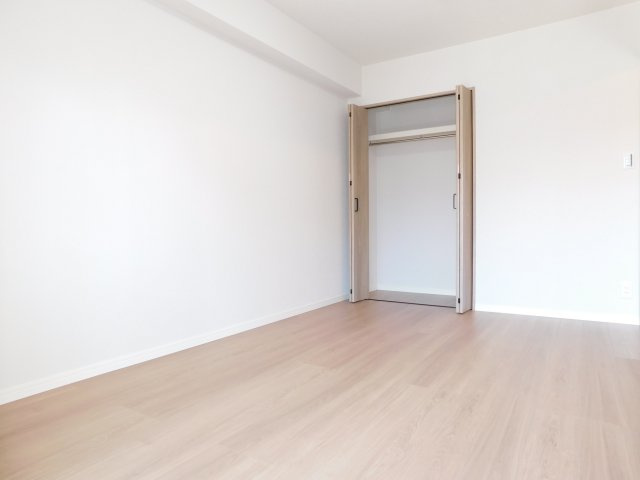稲沢市国府宮１丁目の中古マンションの洋室|◇洋室◇　　南面で明るい洋室５．９帖　全居室収納完備♪　バルコニー利用可！　（新規リノベーション済）