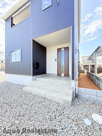 クレイドルガーデン北島町新喜来第1の玄関|明るい玄関です