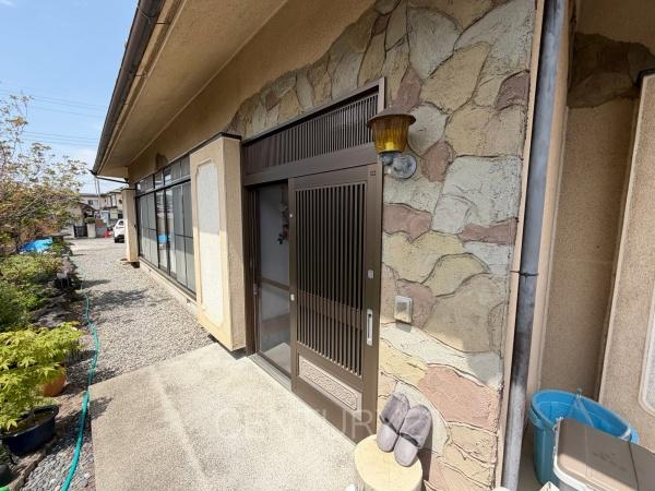 新里町新川中古の玄関