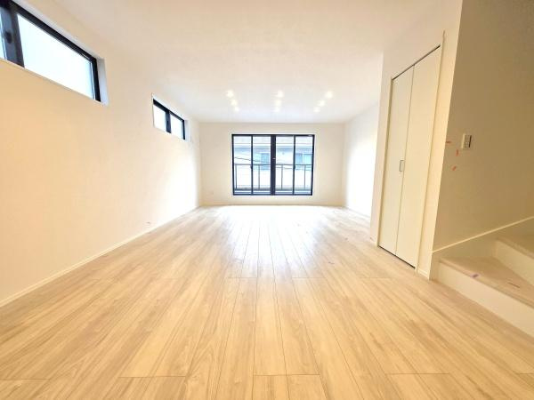 横浜市港北区新吉田東２丁目の新築一戸建の居間・リビング|窓からは明るい光が差し込みます！
電気をつけなくても明るいです。