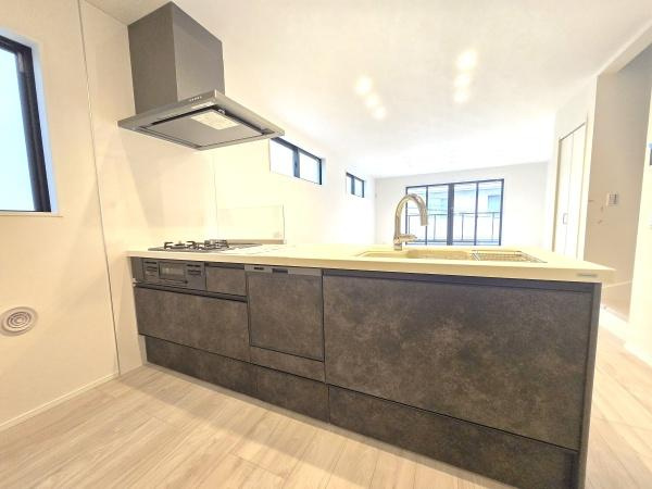 横浜市港北区新吉田東２丁目の新築一戸建のキッチン|対面式のキッチンはお料理中でも家族とのお話も弾みます。
