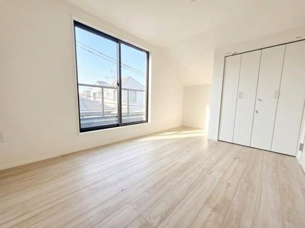 横浜市港北区新吉田東２丁目の新築一戸建の洋室|窓からの光が嬉しい洋室です。
収納もあり、荷物が多い方にも安心です♪
