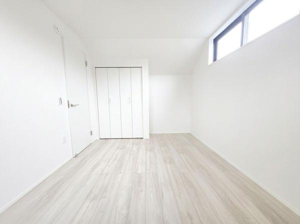 横浜市港北区新吉田東２丁目の新築一戸建の洋室|クローゼットもあるので収納にも困りません！
荷物が多い方にも安心です。