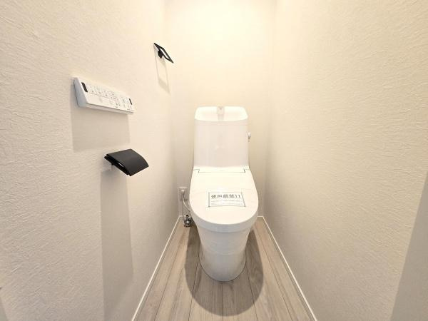 横浜市港北区新吉田東２丁目の新築一戸建のトイレ|清潔感のある内装のすっきりとしたデザインのトイレです。
水周りが綺麗だと安心ですね。
