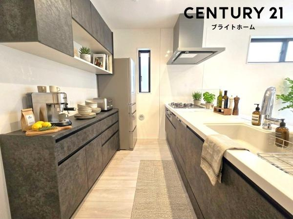 横浜市港北区新吉田東２丁目の新築一戸建のキッチン|広々としたキッチンは、
落ち着いて料理が出来ます！
※家具等はＣＧでの参考レイアウトです。