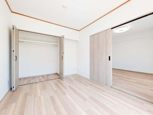 アークエルム磯子台の洋室|窓からの光が嬉しい洋室です。
収納もあり、荷物が多い方にも安心です♪