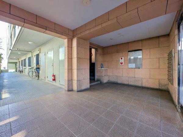 アークエルム磯子台のエントランス|清掃もしっかり、管理のされたマンションです。
安心・安全・快適にお過ごしください