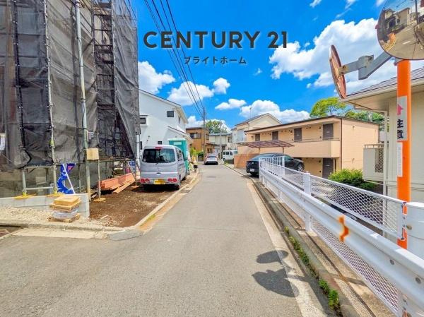 横浜市保土ケ谷区釜台町の新築一戸建の前面道路含む現地写真|前面道路が広いので、安心して駐車可能です！