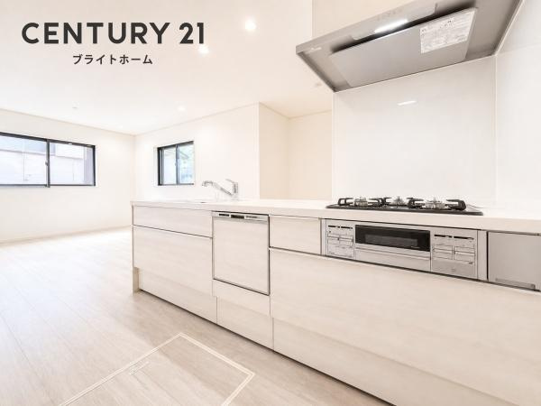 横浜市保土ケ谷区和田２丁目の新築一戸建の居間・リビング|対面式のキッチンはお料理中でも家族とのお話も弾みます。
