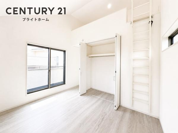 横浜市保土ケ谷区和田２丁目の新築一戸建の洋室|窓からの光が嬉しい洋室です。
収納もあり、荷物が多い方にも安心です♪