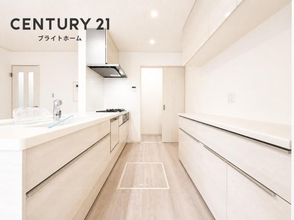 横浜市保土ケ谷区和田２丁目の新築一戸建のキッチン|カップボードなど収納豊富なキッチン。
ここまで収納スペースがあるとキッチン周りをきれいに保てますね！