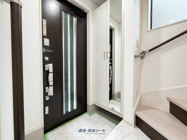 横浜市保土ケ谷区和田２丁目の新築一戸建の玄関|この明るい玄関が気持ちよく迎え入れてくれます。