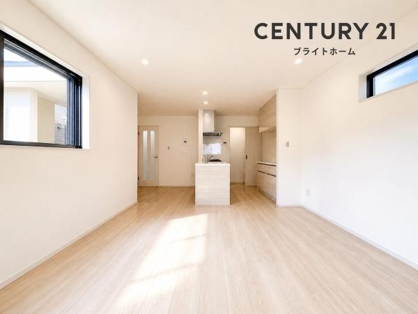 横浜市保土ケ谷区和田２丁目の新築一戸建の居間・リビング|窓からは明るい光が差し込みます！
電気をつけなくても明るいです。