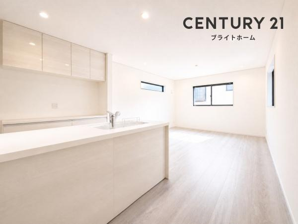横浜市保土ケ谷区和田２丁目の新築一戸建のキッチン|食洗器付きなのは家事の負担を軽減してくれる嬉しいポイント♪
広々としたキッチンはお子様と並んでお料理できます。