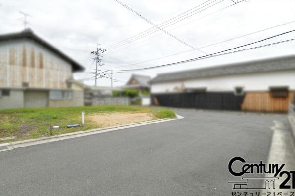橿原市土橋町の売地の前面道路含む現地写真|■現地撮影写真■東側の道路は広々としていて車の出し入れがスムーズ！