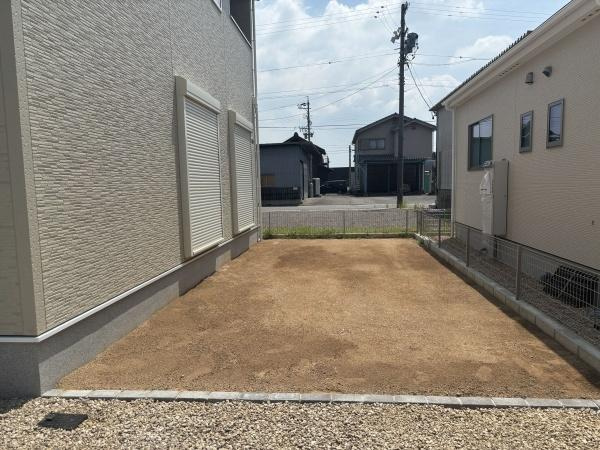 西尾市一色町一色01期　全2棟・1号棟の庭|ウッドデッキやBBQ。想像が膨らむお庭