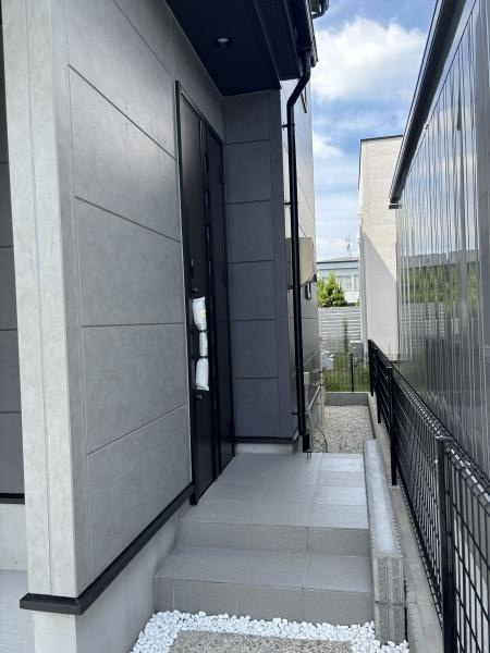 岡崎市簔川町3丁目　全1棟・1号棟の玄関|訪れる人を心地よく迎え入れます。