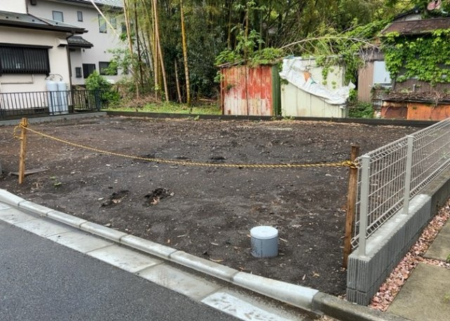 【前面道路含む現地写真】 | 住宅用の土地では前面道路に2m以上接していなければならないと法律で定められています。しかし、お持ちの車のサイズやライフスタイルなどにより、2mでは利便が悪い場合もございますので、事前に確認しましょう。