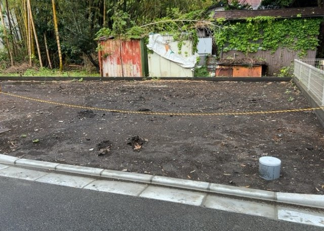 【前面道路含む現地写真】 | お持ちの車種によっては前面道路が広い方が便利でしょう。しかし、前面道路が広ければその分交通量が多くなるため、騒音などが気になる場合があります。実際に現地を見学し、周辺交通量や騒音などを確認しましょう！