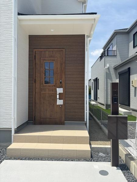 西尾市中畑町宮東22番　全4棟・D号棟の玄関|訪れる人を心地よく迎え入れます。