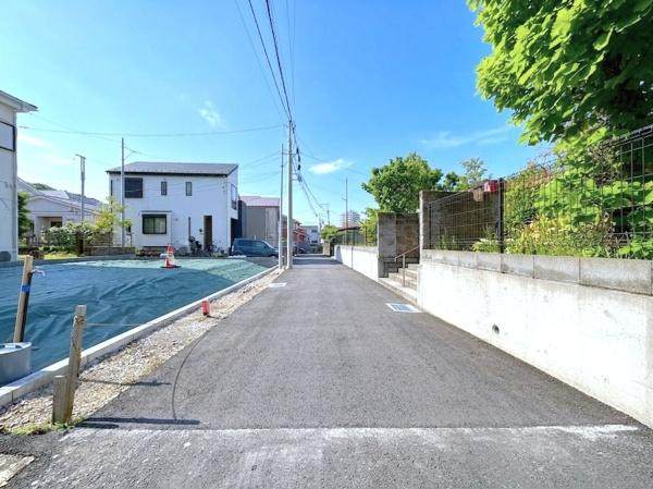 藤沢市片瀬３丁目の売地の前面道路含む現地写真