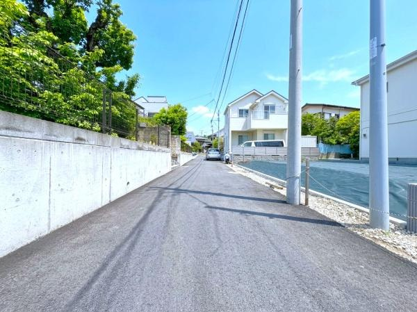 藤沢市片瀬３丁目の売地の前面道路含む現地写真