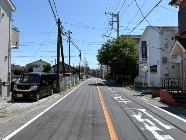 藤沢市高倉の中古一戸建の前面道路含む現地写真