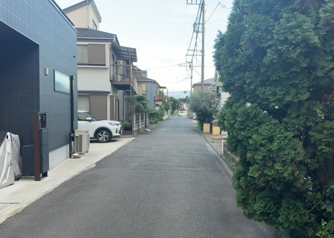 【前面道路含む現地写真】 | 住宅用の土地では前面道路に2m以上接していなければならないと法律で定められています。しかし、お持ちの車のサイズやライフスタイルなどにより、2mでは利便が悪い場合もございますので、事前に確認しましょう。