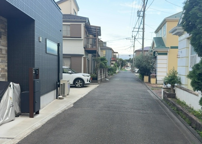 【前面道路含む現地写真】 | お持ちの車種によっては前面道路が広い方が便利でしょう。しかし、前面道路が広ければその分交通量が多くなるため、騒音などが気になる場合があります。実際に現地を見学し、周辺交通量や騒音などを確認しましょう！