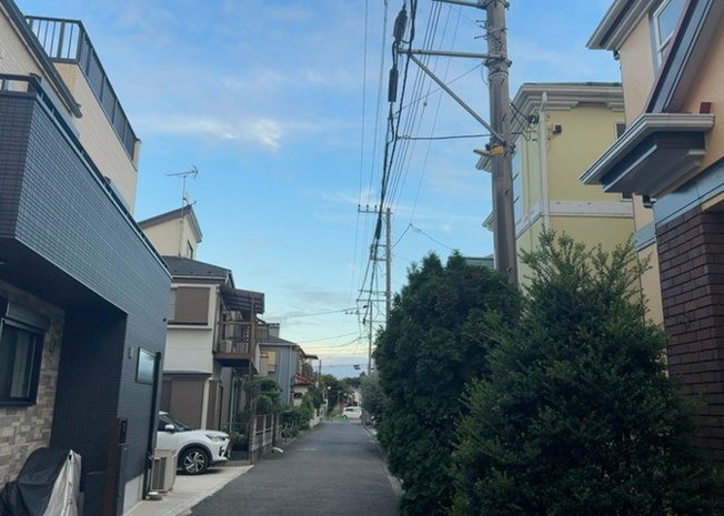 【展望】 | 桜や紅葉の名所に出かける人は多いと思いますが、家にいながら季節の移ろいを感じる生活を送りませんか？リビングや窓から見える景色が生活を彩るワンポイントに！現地から見える景色を堪能してみては如何でしょう。
