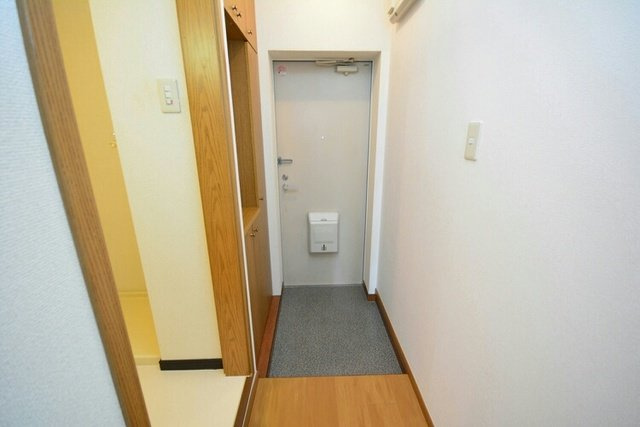プレジール壱番館の玄関