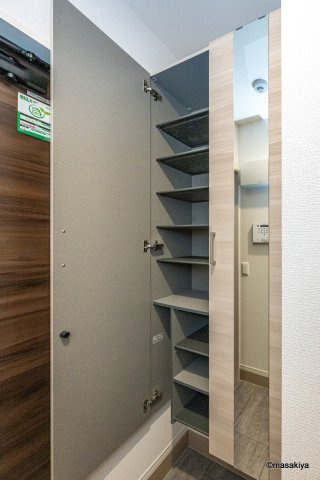 トリシア東口の玄関