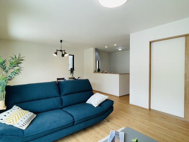 『八王子市新築戸建て』八王子市弐分方町724-5【仲介手数料無料】　１０期の居間・リビング|～仲介手数料無料☆八王子ひなた不動産～八王子市弐分方町　新築戸建て