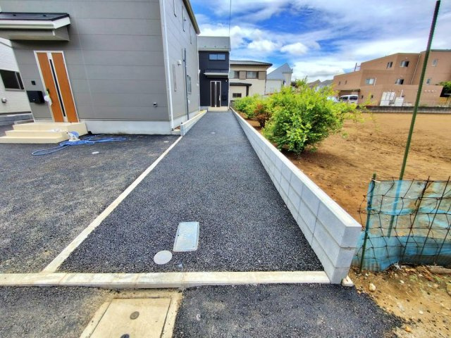 【Cradle garden】国分寺市東戸倉第５の駐車場|嬉しいコンクリート仕上げのカースペース♪
お車から玄関までの距離が近いのでたくさんお買い物をした日も大丈夫♪
