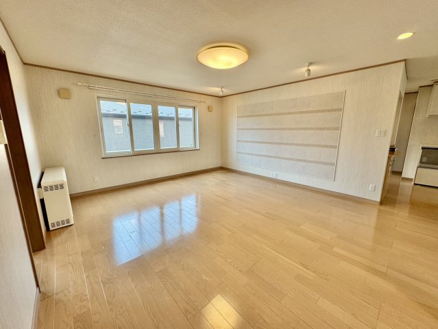 「プライバシーと家族の絆を両立。148坪の広大な敷地に建つ、ゆとりの分離型二世帯住宅」の居間・リビング|陽光あふれる2階リビング。エコカラットが映える上質な空間。