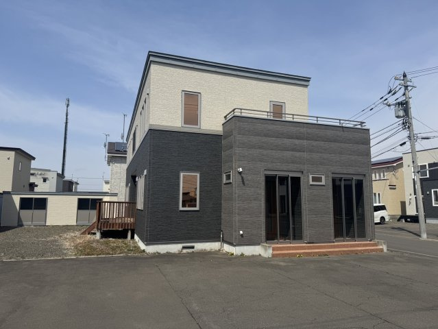 「プライバシーと家族の絆を両立。148坪の広大な敷地に建つ、ゆとりの分離型二世帯住宅」