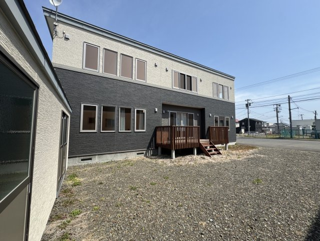 「プライバシーと家族の絆を両立。148坪の広大な敷地に建つ、ゆとりの分離型二世帯住宅」の外観|スタイリッシュな外観。広々した敷地とウッドデッキが魅力です。
