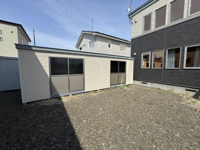 「プライバシーと家族の絆を両立。148坪の広大な敷地に建つ、ゆとりの分離型二世帯住宅」の庭|大容量の外部物置を2棟完備。タイヤや季節物の収納も安心です。