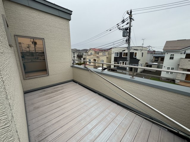 「プライバシーと家族の絆を両立。148坪の広大な敷地に建つ、ゆとりの分離型二世帯住宅」のバルコニー|陽当たり良好なバルコニー。お洗濯はもちろん、気分転換にも。