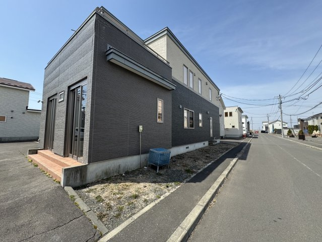 「プライバシーと家族の絆を両立。148坪の広大な敷地に建つ、ゆとりの分離型二世帯住宅」の前面道路含む現地写真|ゆとりある前面道路に面した外観。駐車もしやすく、開放感たっぷり。