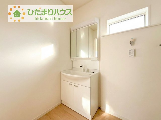 【独立洗面台】 | 取手市宮和田第9　新築戸建　2号棟 | 三面鏡の大きな鏡は憧れます(^^♪鏡の後ろは収納となっていて、細かいものでも収納できるのでスッキリと整理できます！