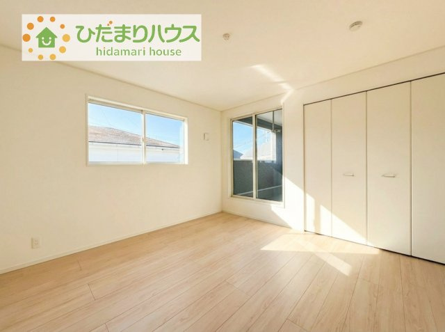 【寝室】 | 取手市宮和田第9　新築戸建　2号棟 | バルコニーに面していて、たっぷり光りの入る明るい主寝室です！
